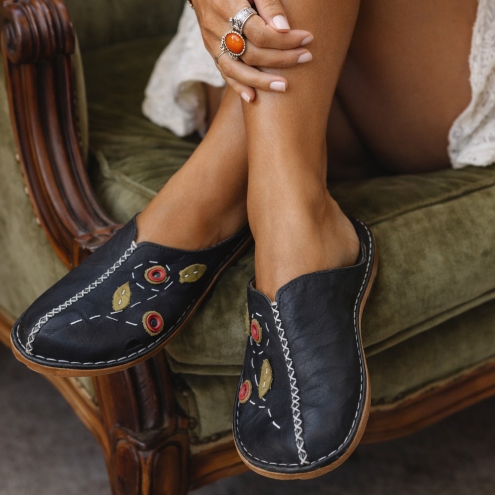 NWT Handmade Genuine Leather Black Embroidered Sandals Slip-On Mules Consuelo